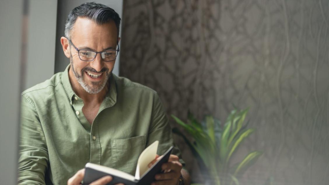 Επαγγελματίες που συμμετέχουν σε διαδικτυακό σεμινάριο για την ασφάλεια ψηφιακής τραπεζικής